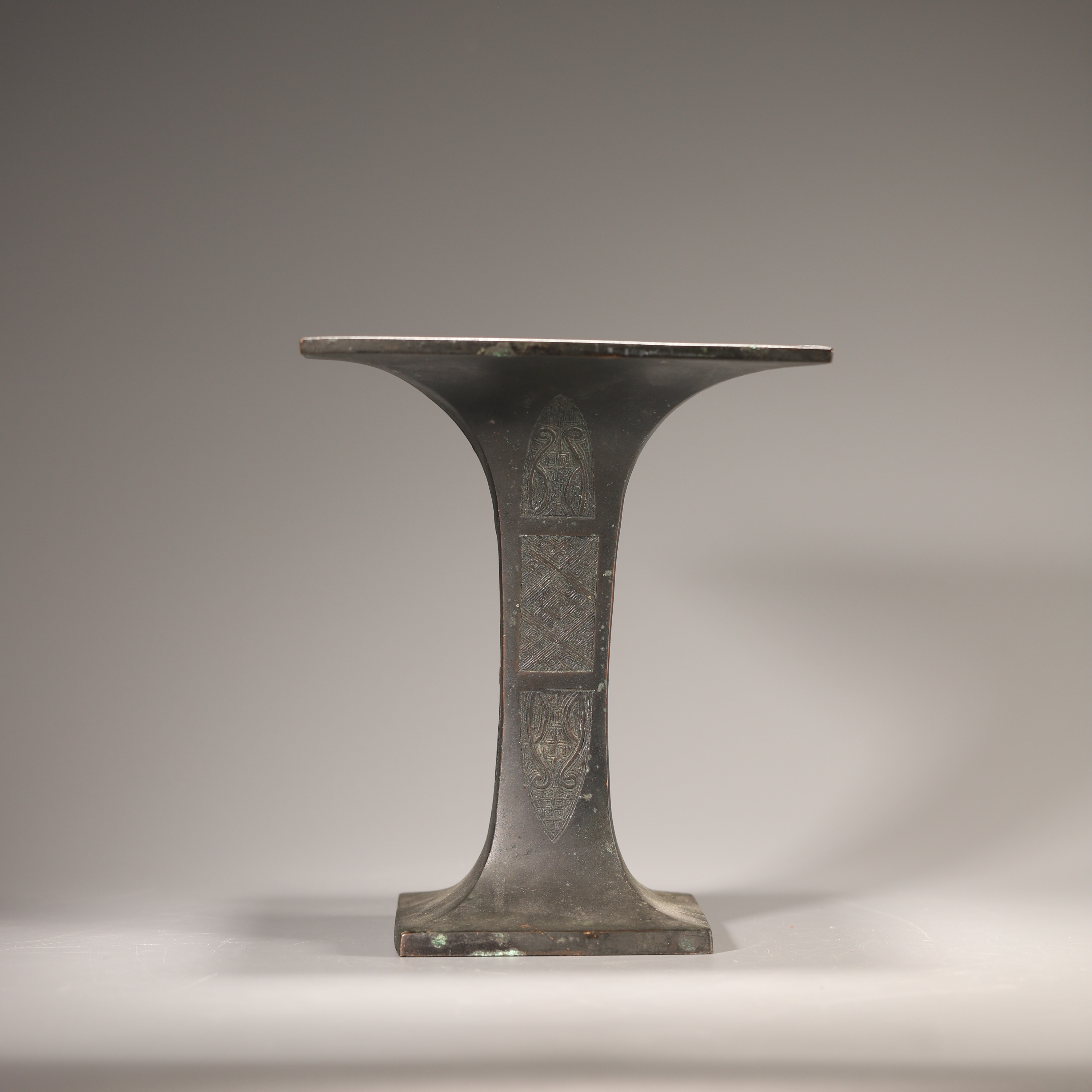 Lot11清代 大明宣德年制方形铜尊