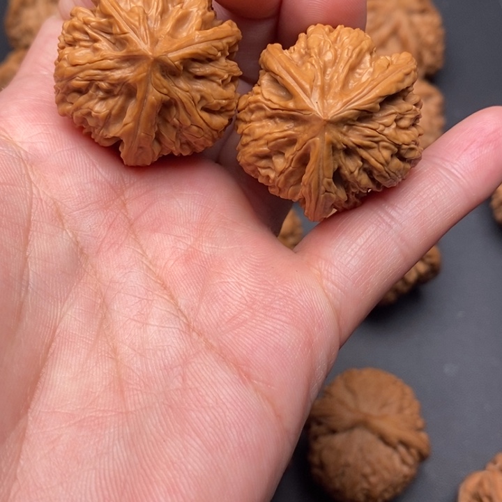 文玩核桃吊坠三棱