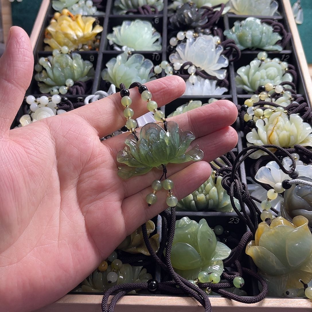 五***姐蛇纹石玉未镶嵌颈饰