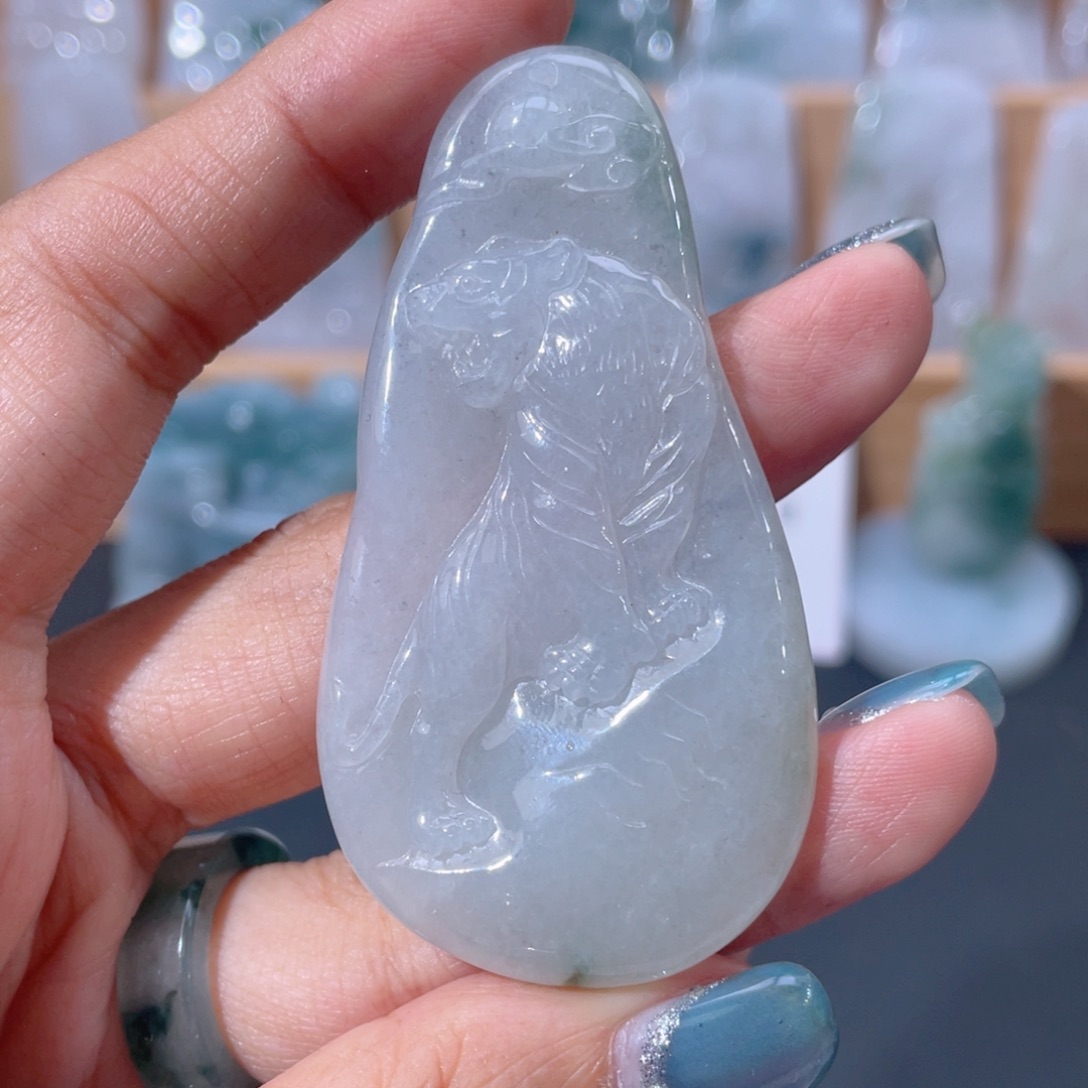颈饰未镶嵌翡翠龙牌