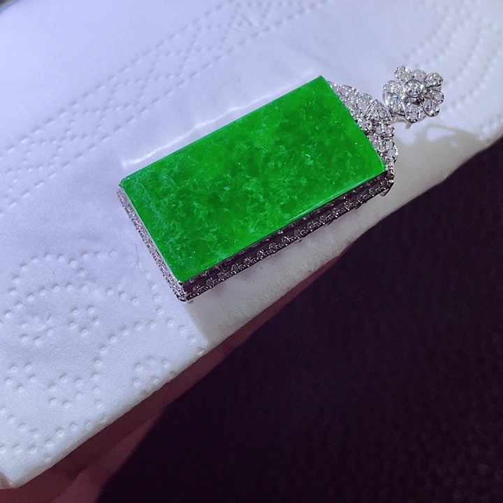 颈饰18K金镶嵌翡翠翡翠