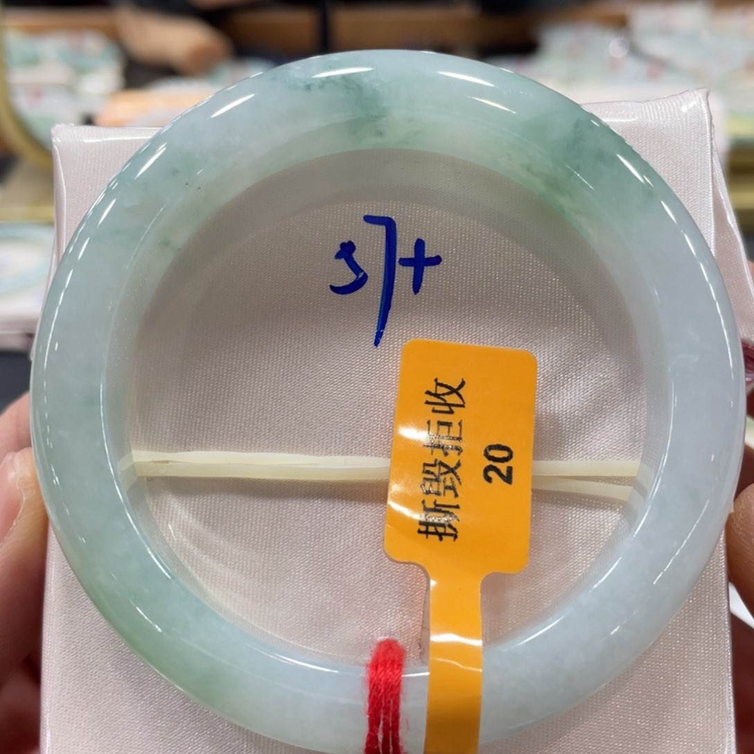 翡翠手镯未镶嵌翡翠手镯