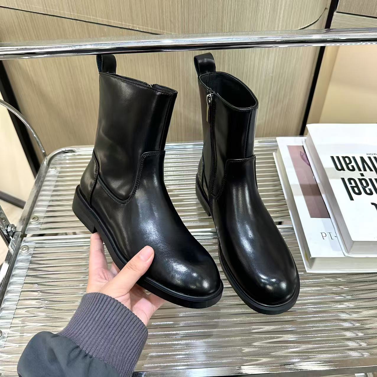 东东2025新款欧货英伦风时尚百搭圆头低跟侧拉链短筒马丁靴5021