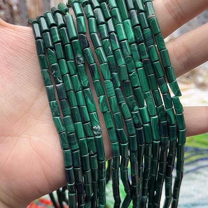 未镶嵌玛瑙/玉髓珠宝半成品一条4mm左右孔雀石管珠几颗有瑕