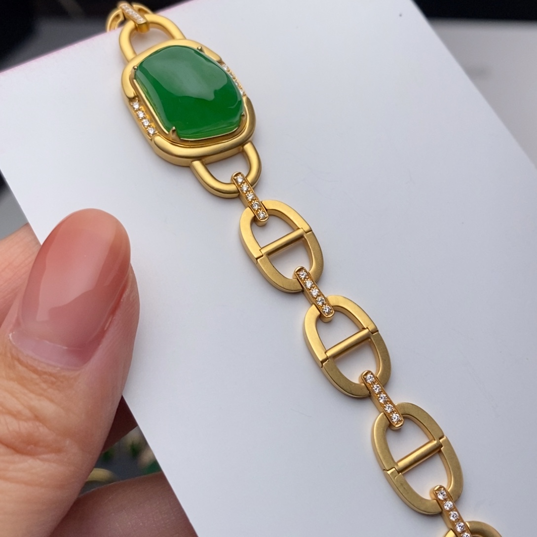 翡翠18K金镶嵌颈饰隐