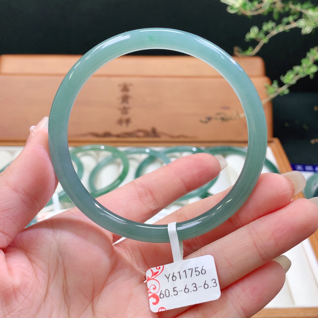 翡翠手镯未镶嵌天然