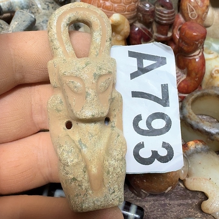 蛇纹石玉颈饰未镶嵌