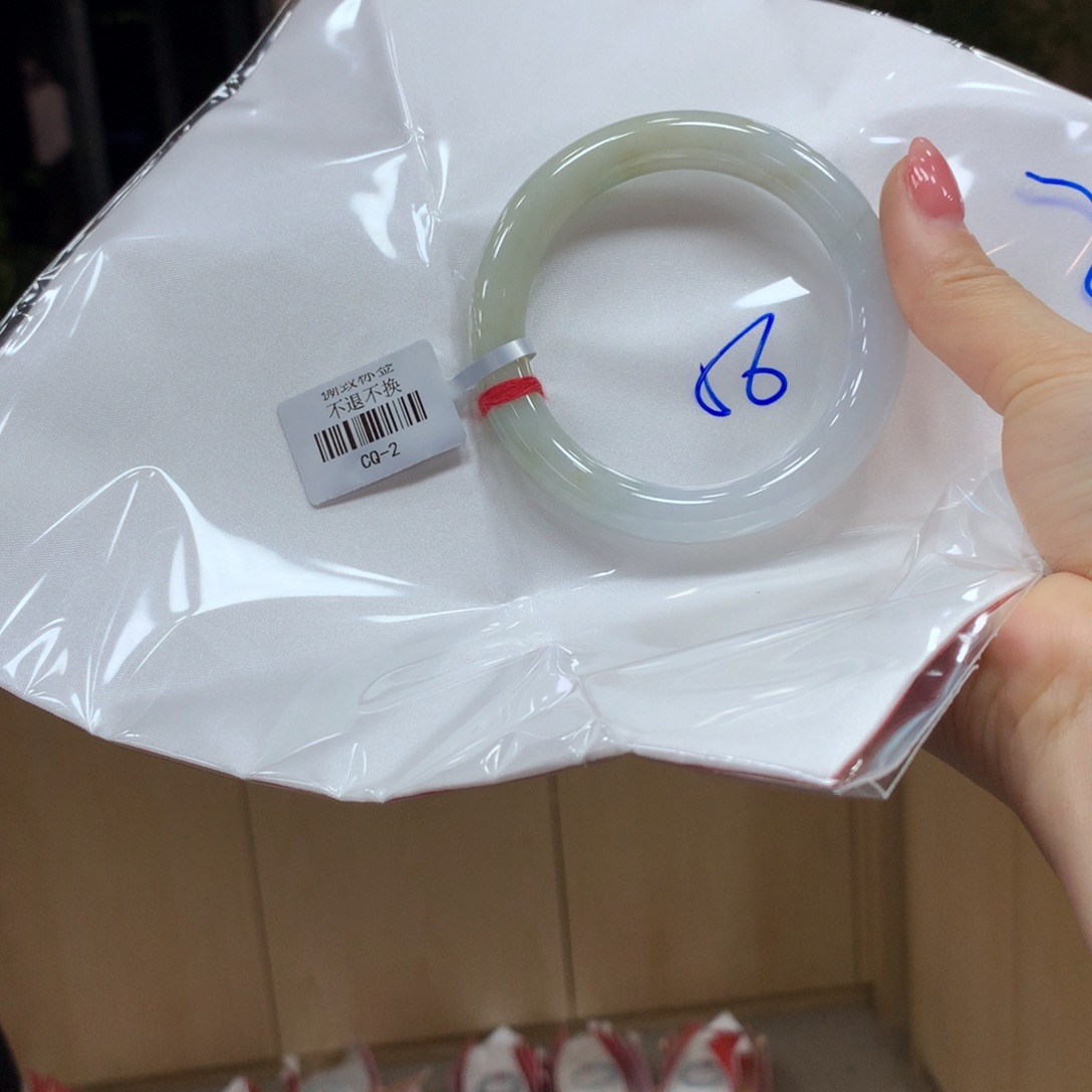 翡翠手镯未镶嵌不退不换