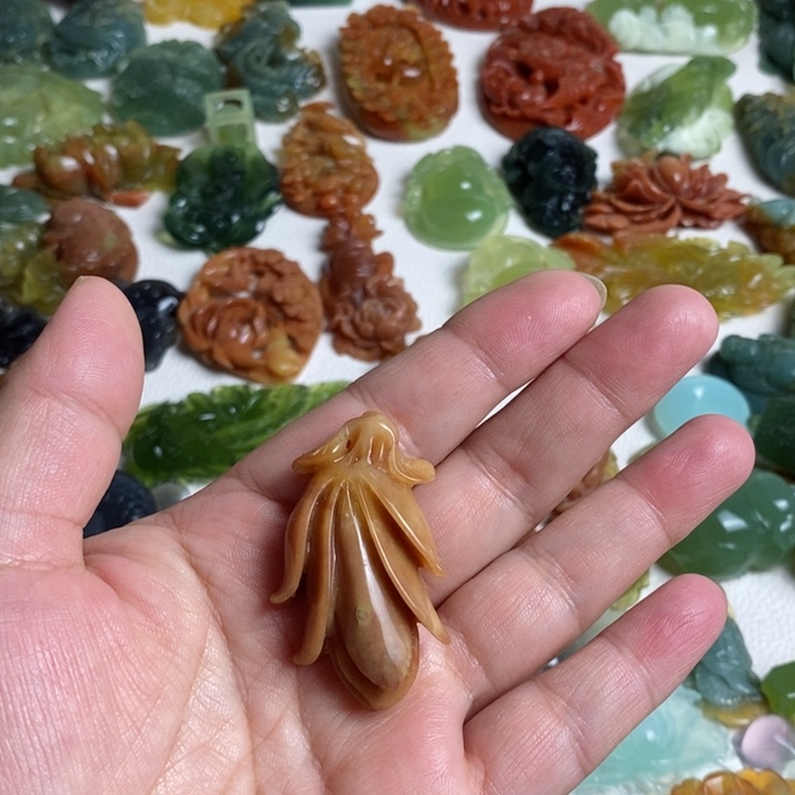 蛇纹石玉颈饰未镶嵌
