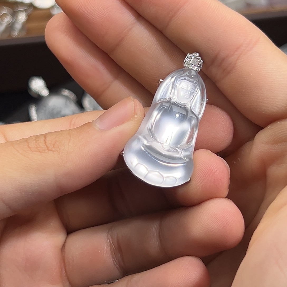 石英质玉未镶嵌吊坠(赠链)茅台白观音