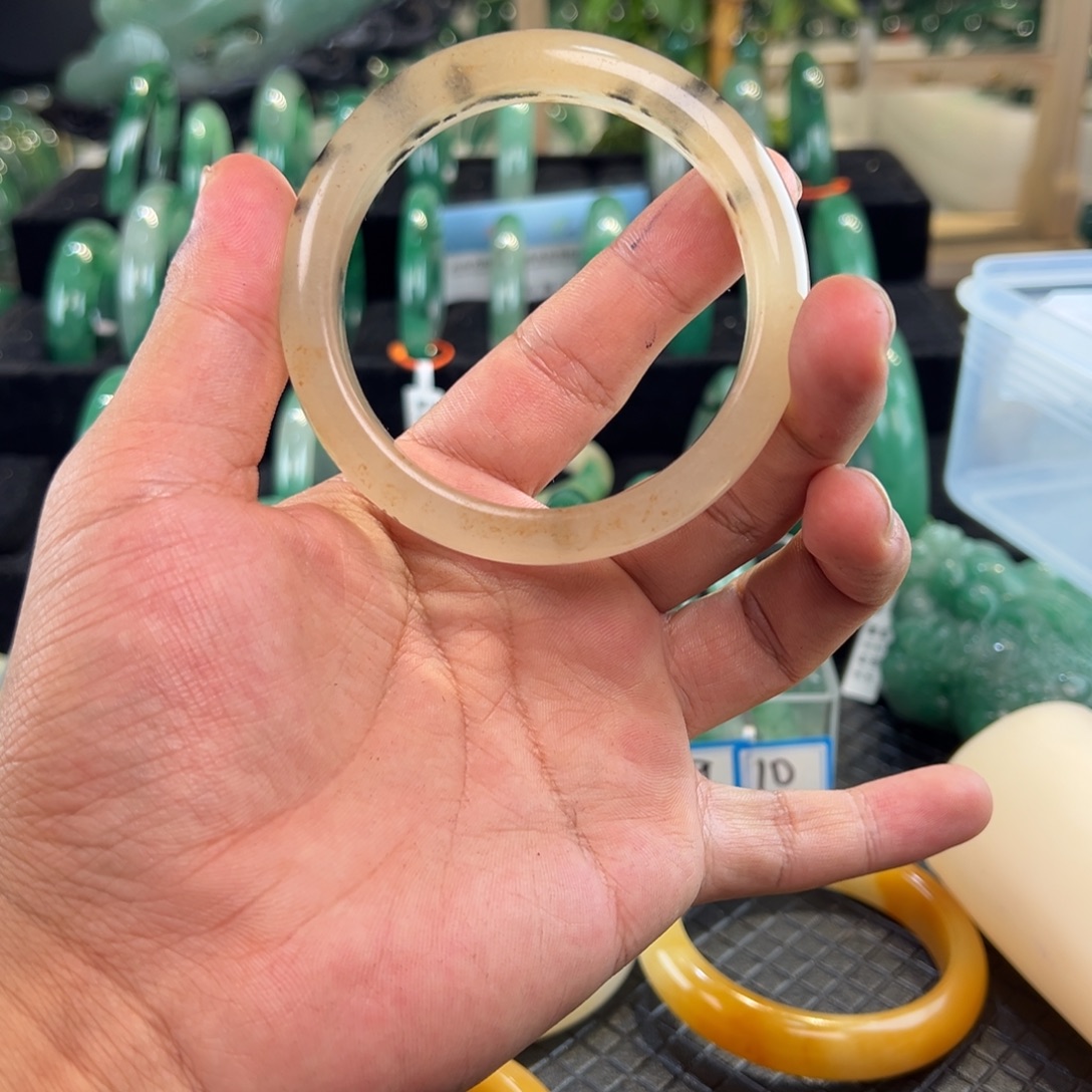 颈饰未镶嵌石英质玉（非洲翠）60