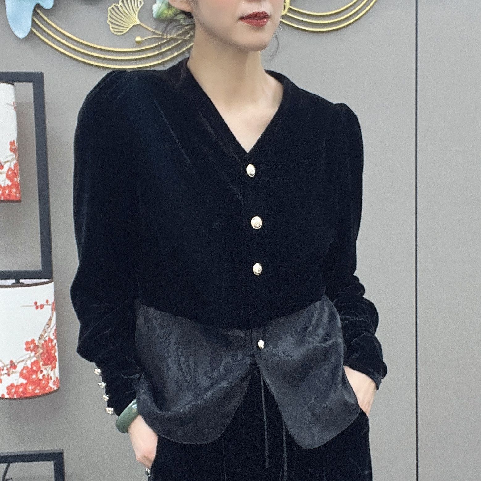 三姐家2025春款新中式丝绒提花拼接V领上衣
