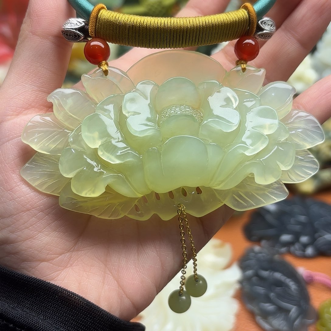 蛇纹石玉未镶嵌吊坠