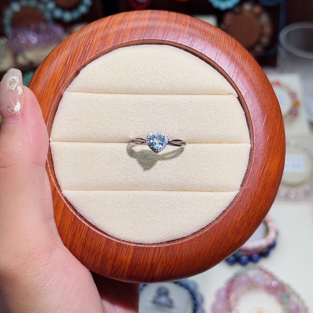 水晶手串未镶嵌你****?蓝托帕石