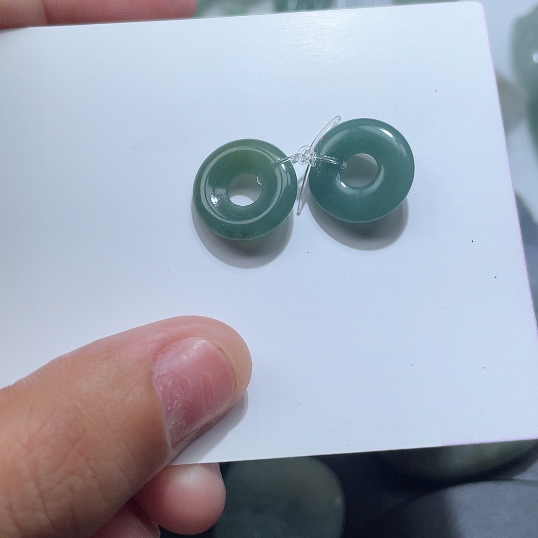 颈饰未镶嵌翡翠是