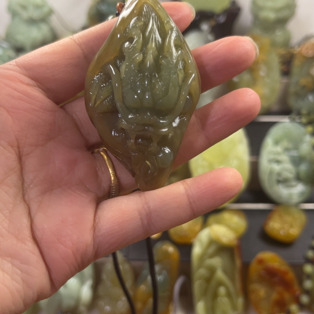 蛇纹石玉未镶嵌颈饰