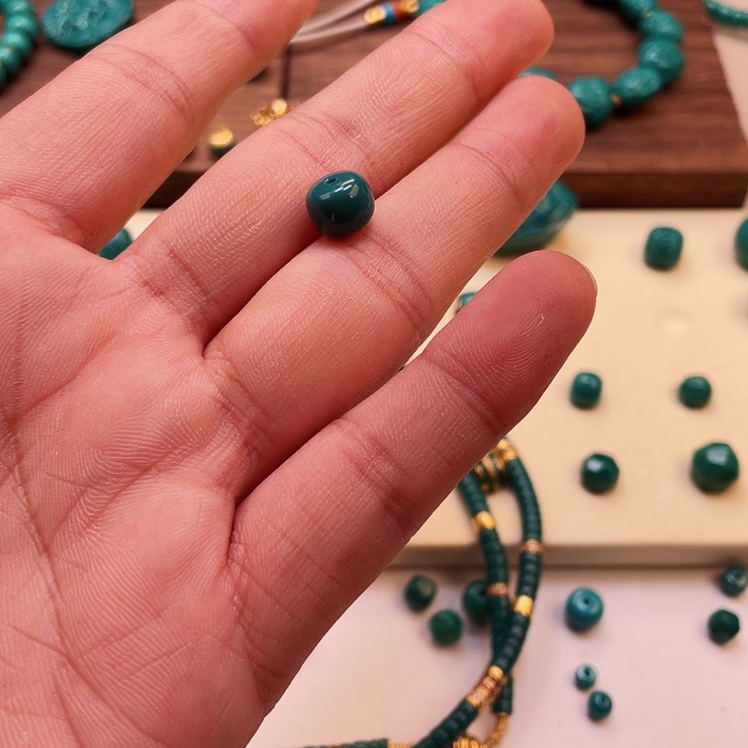 绿松石颈饰未镶嵌