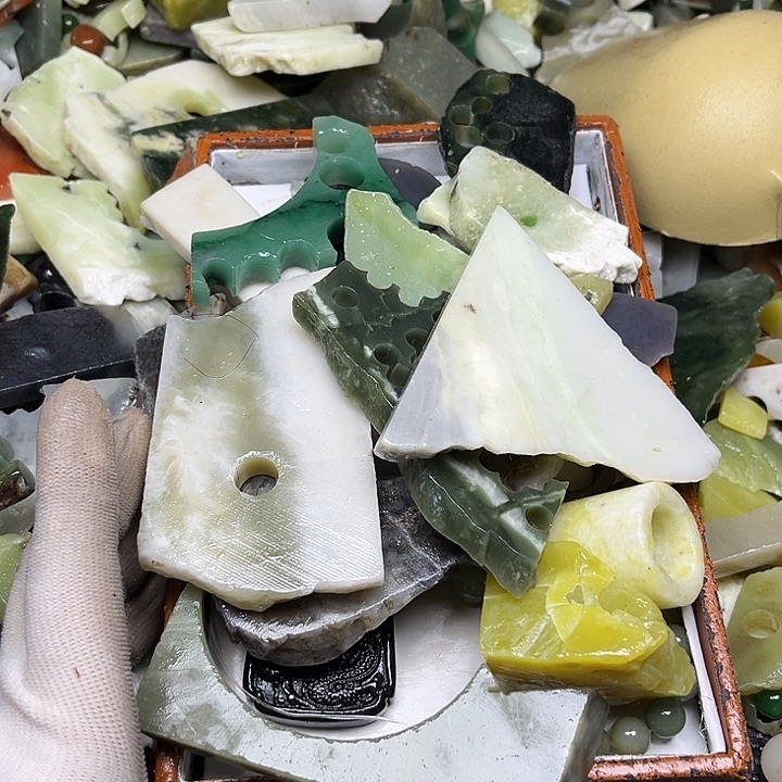 未镶嵌透闪石质玉珠宝奇石动****出
