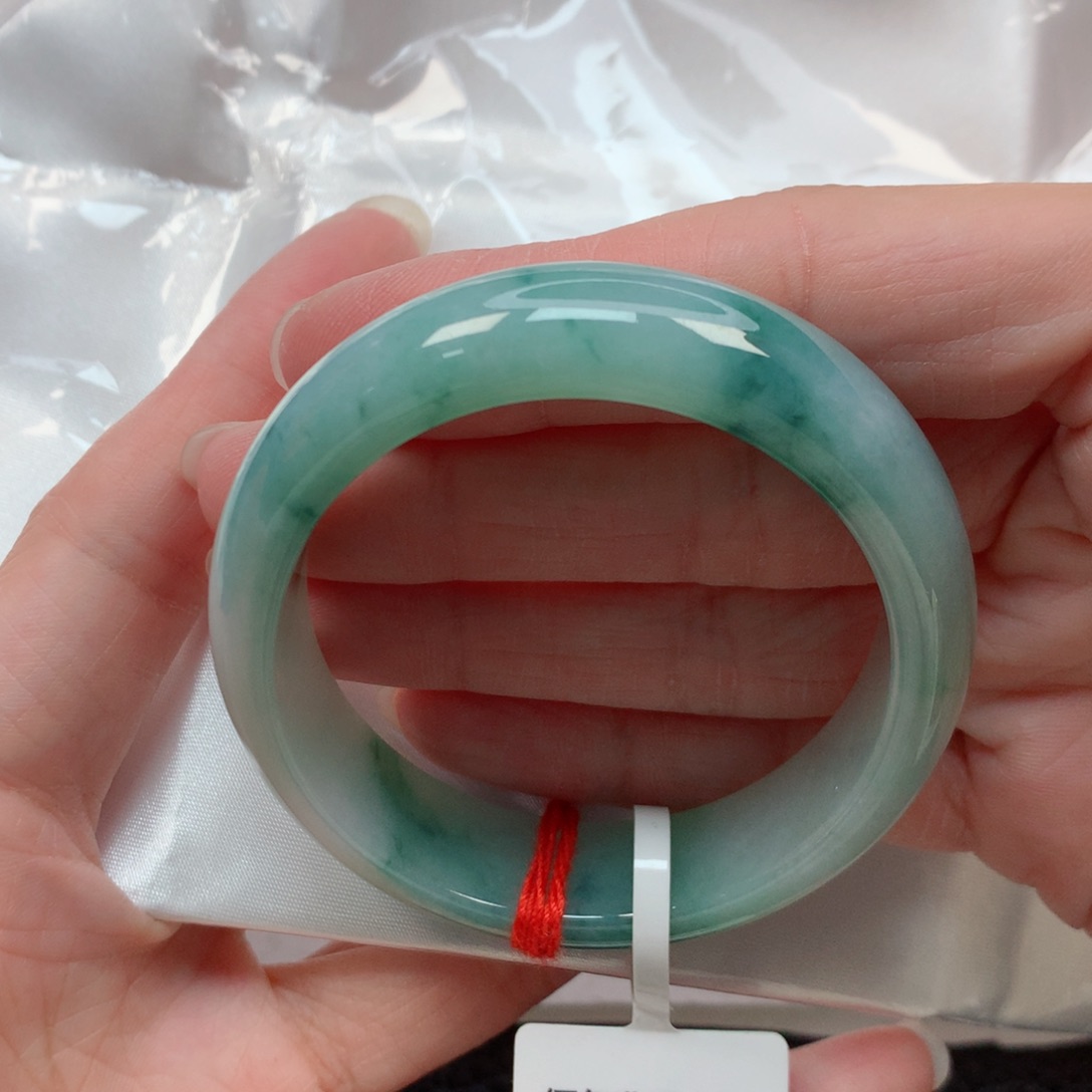 翡翠手镯未镶嵌53贵妃 蓝底飘蓝花