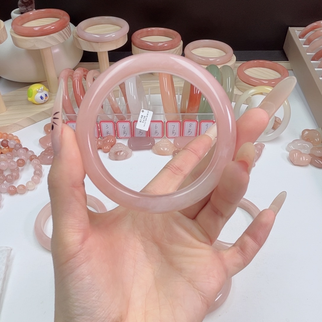 宁****石英质玉未镶嵌手镯