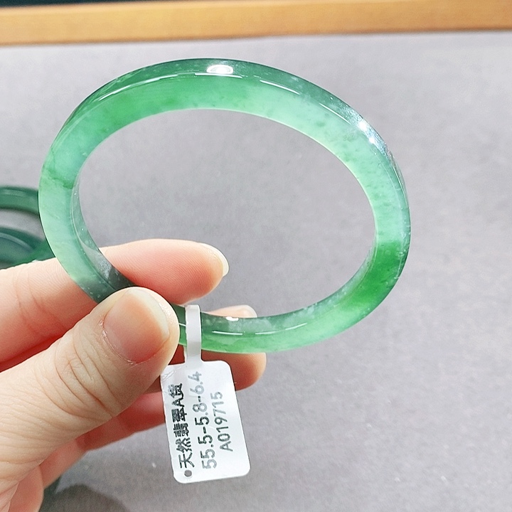 翡翠未镶嵌手镯（圆镯）