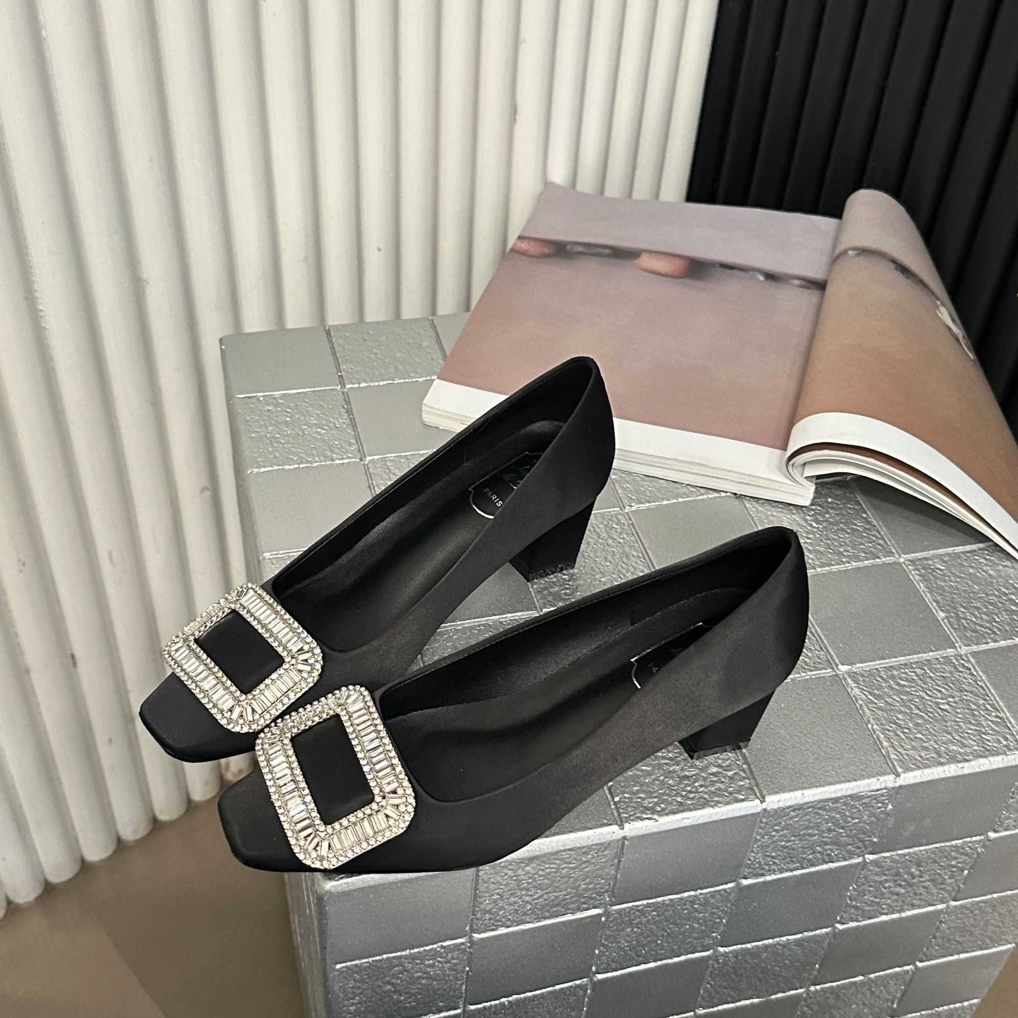 r方扣v高定~黑色方头水钻浅口春秋单鞋女气质百搭通勤工作粗跟鞋