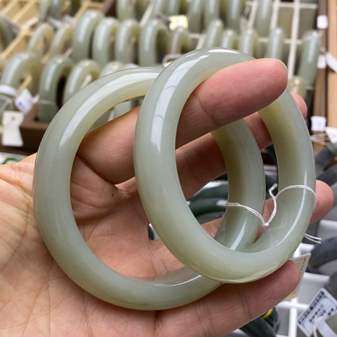 小***妞和田玉（糖玉）未镶嵌手镯