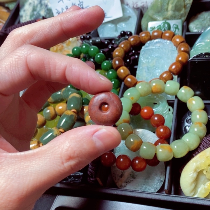 透闪石质玉颈饰未镶嵌