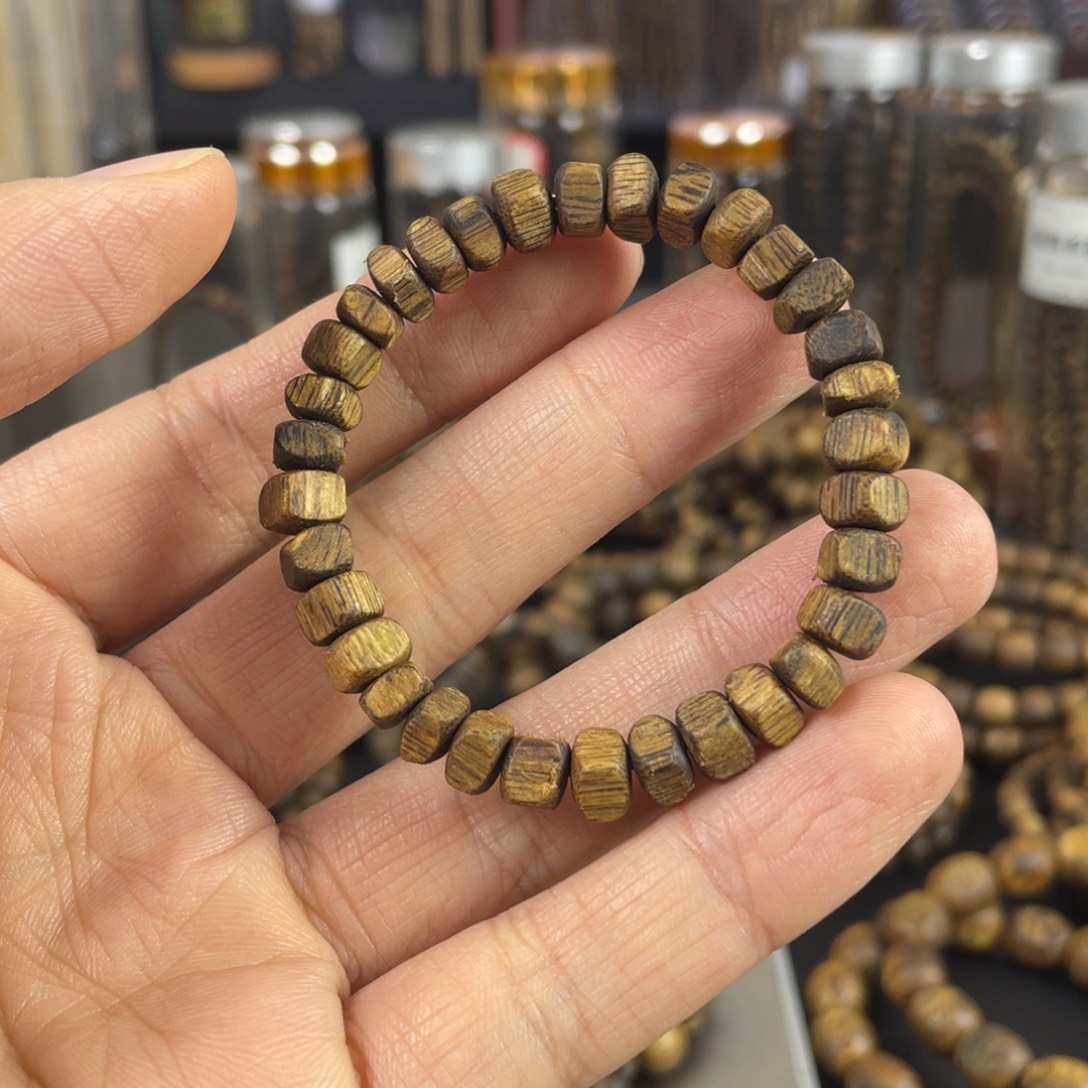 陈***i碎银子横纹单圈沉香手串