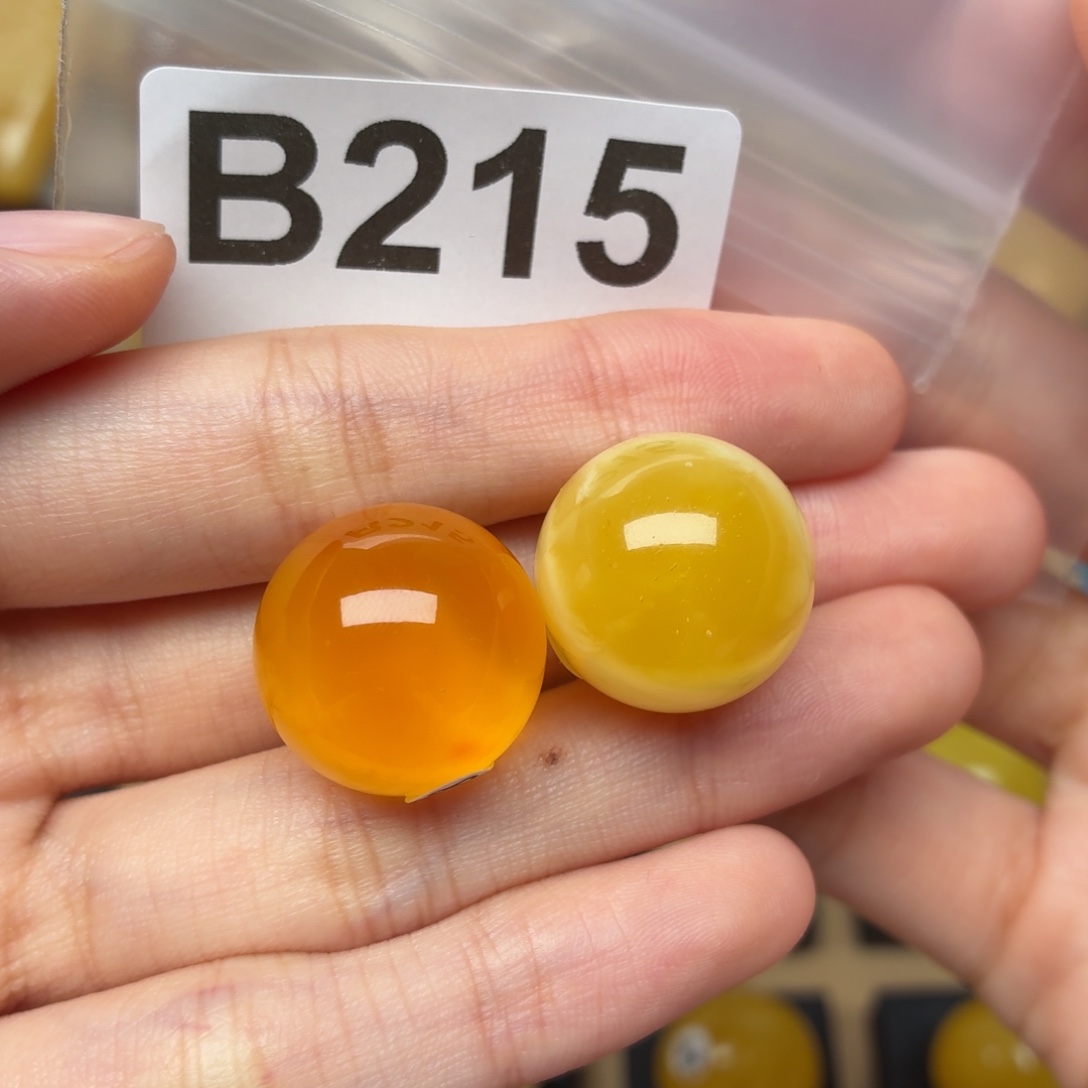 熊***看蜜蜡未镶嵌裸石蜜蜡