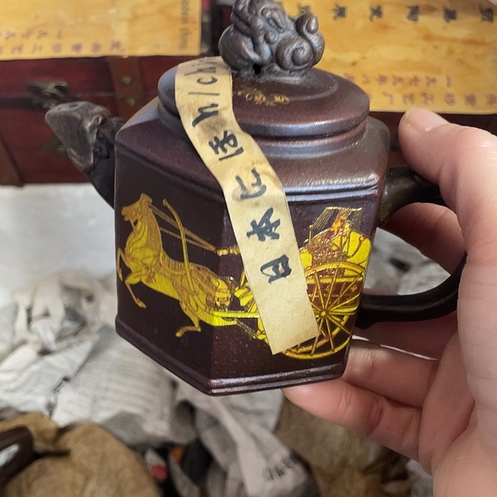 紫砂茶壶矿泥料，手工制作的一把紫砂壶。