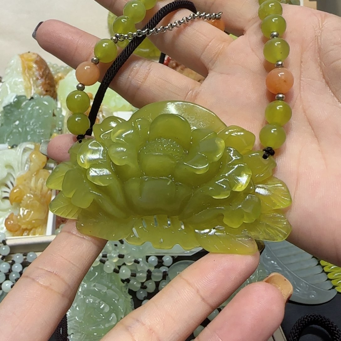 未镶嵌蛇纹石玉吊坠