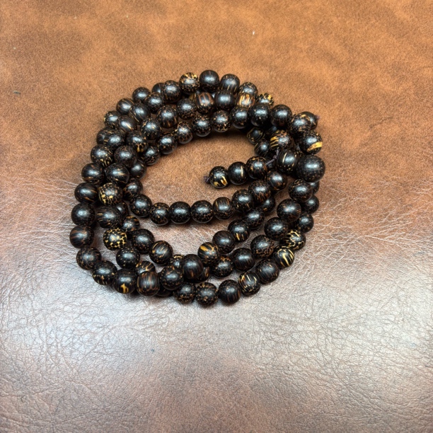 增香沉香木黑其龙鳞0.8*108颗高端文玩手串