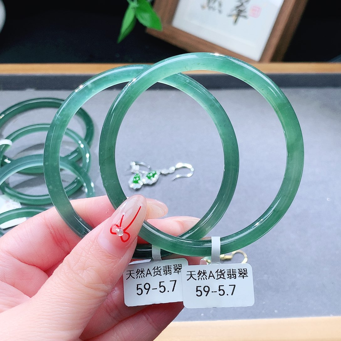 翡翠未镶嵌手镯（圆镯）