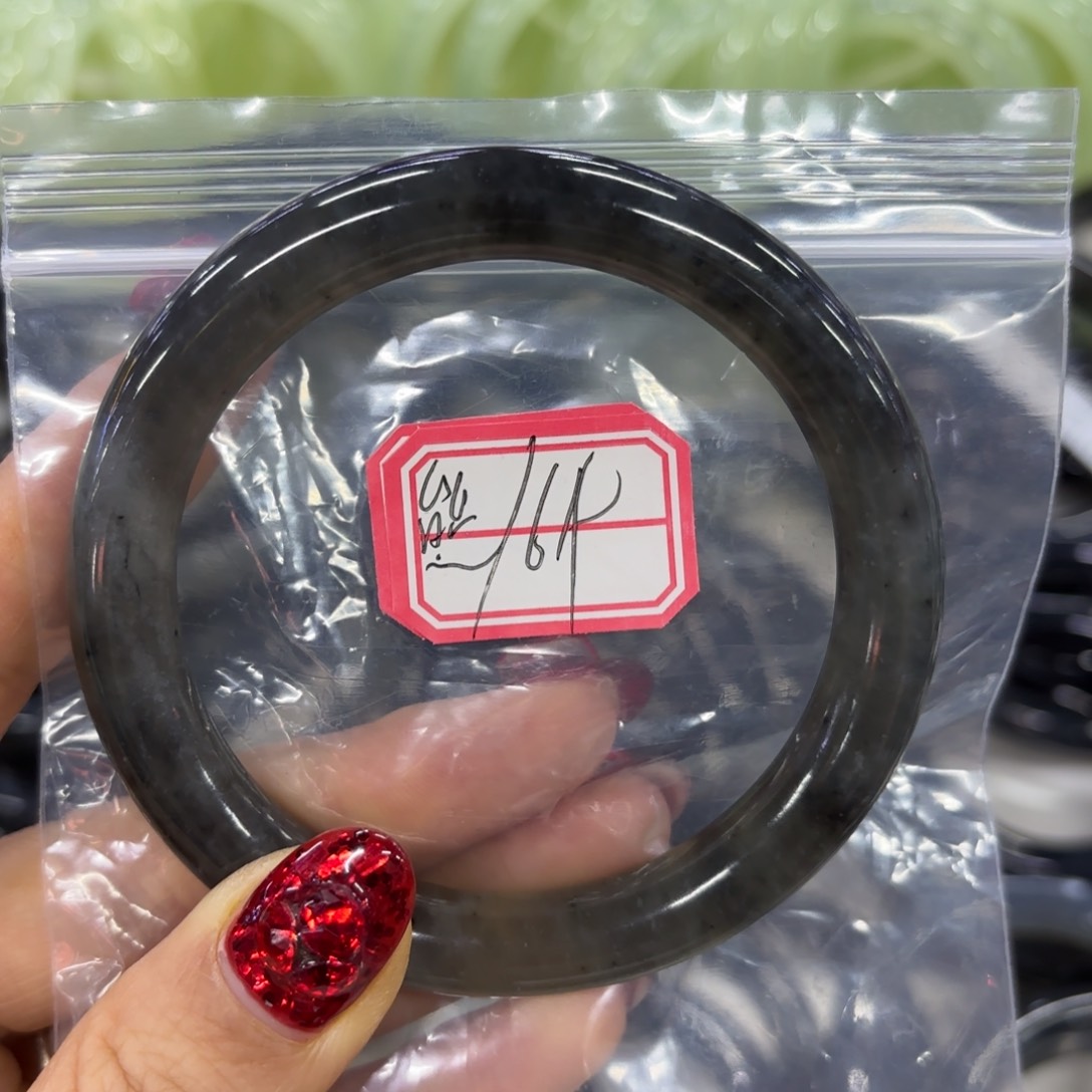 岫玉手镯未镶嵌熊**?