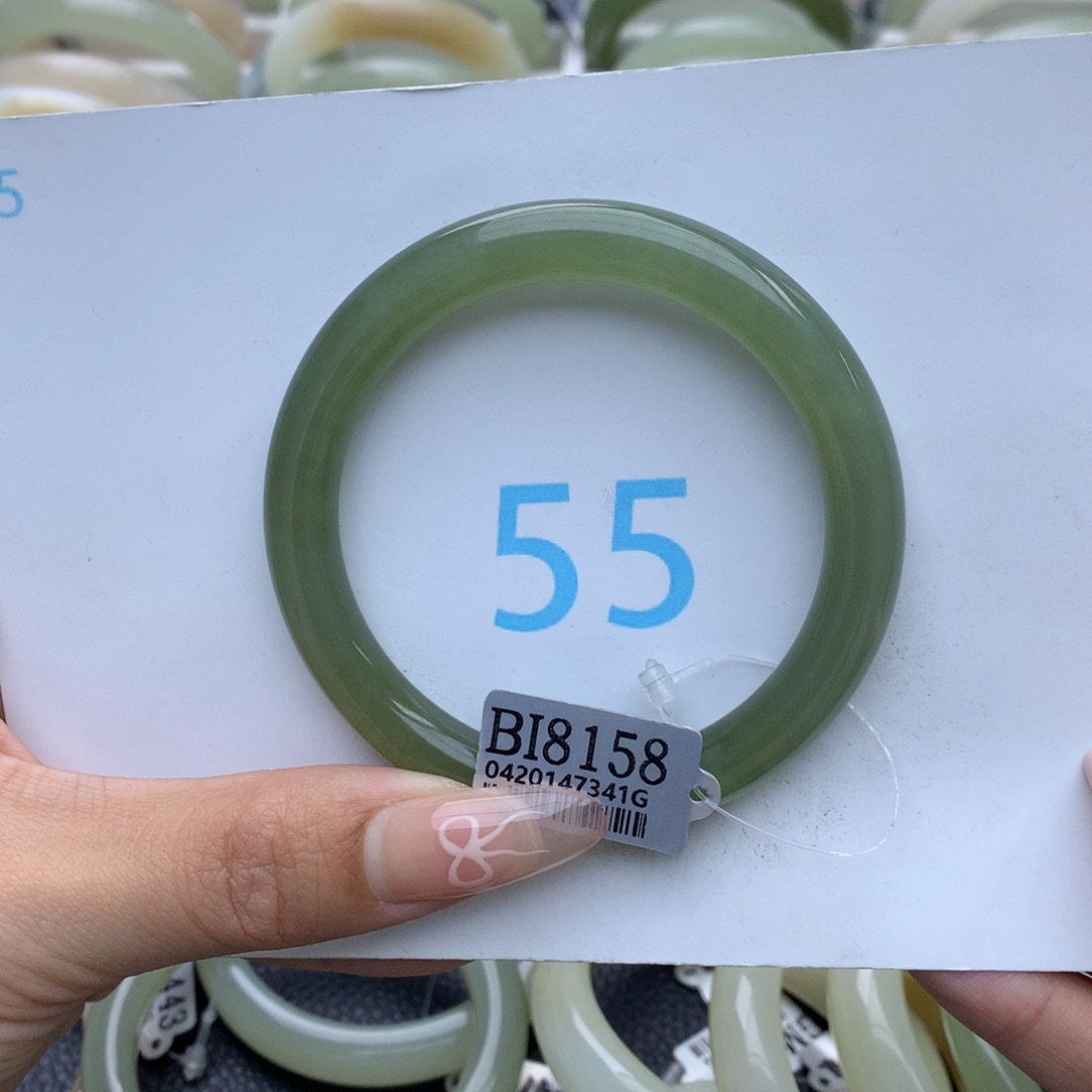 和田玉手镯未镶嵌U****。