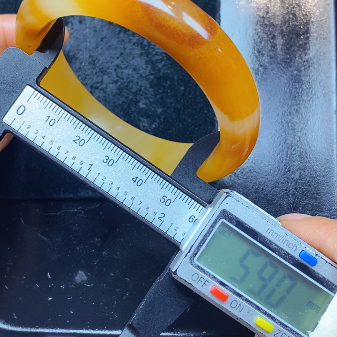 未镶嵌石英质玉（黄龙玉）颈饰