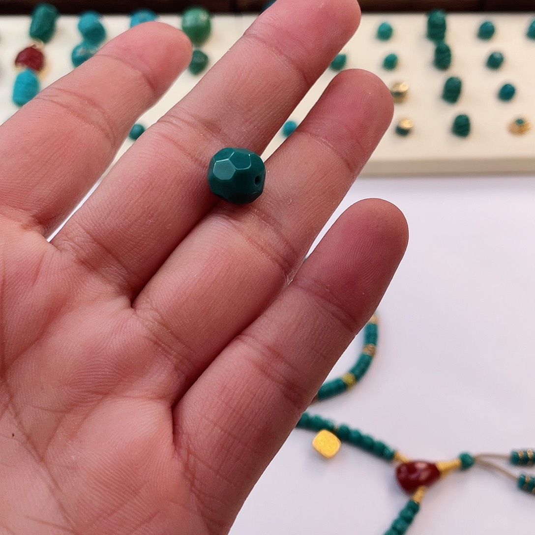 绿松石颈饰未镶嵌