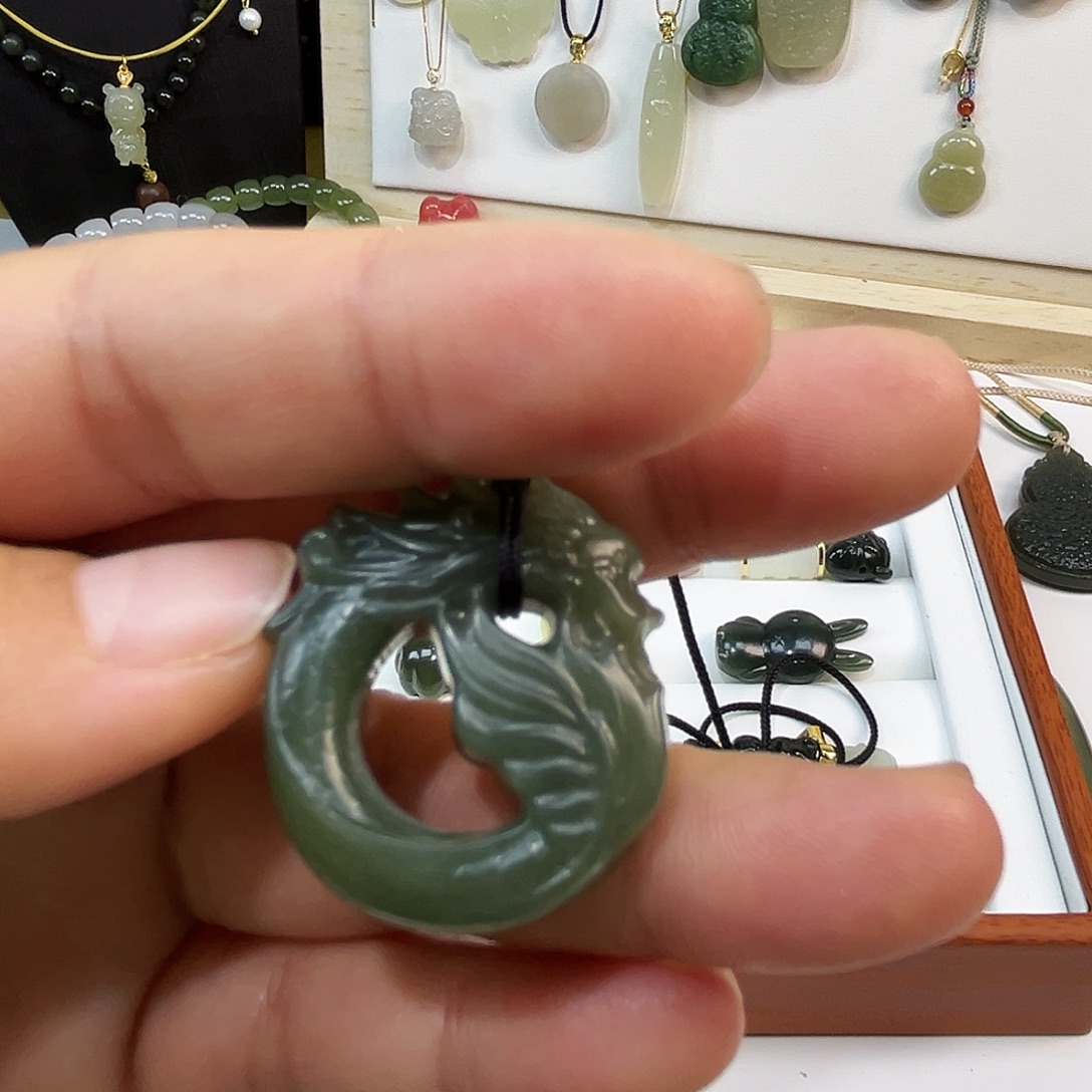 海***棠和田玉（糖玉）未镶嵌颈饰