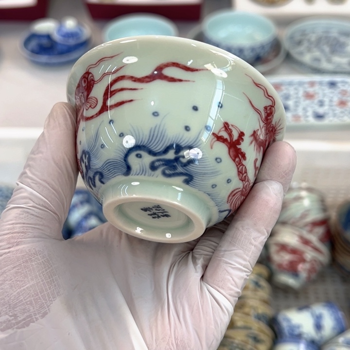 瓷片白青花釉里红鱼化龙压手杯主人杯完品
