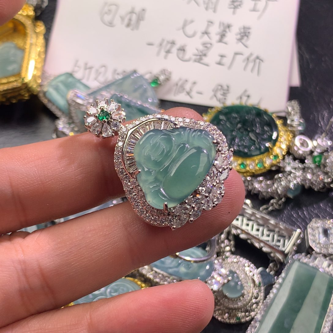 翡翠未镶嵌颈饰佛公