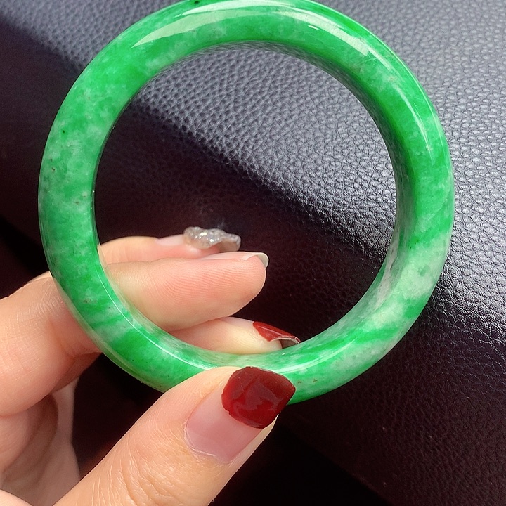 翡翠手镯未镶嵌翡翠