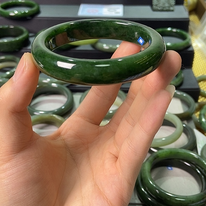 ****筱和田玉（碧玉）未镶嵌手镯