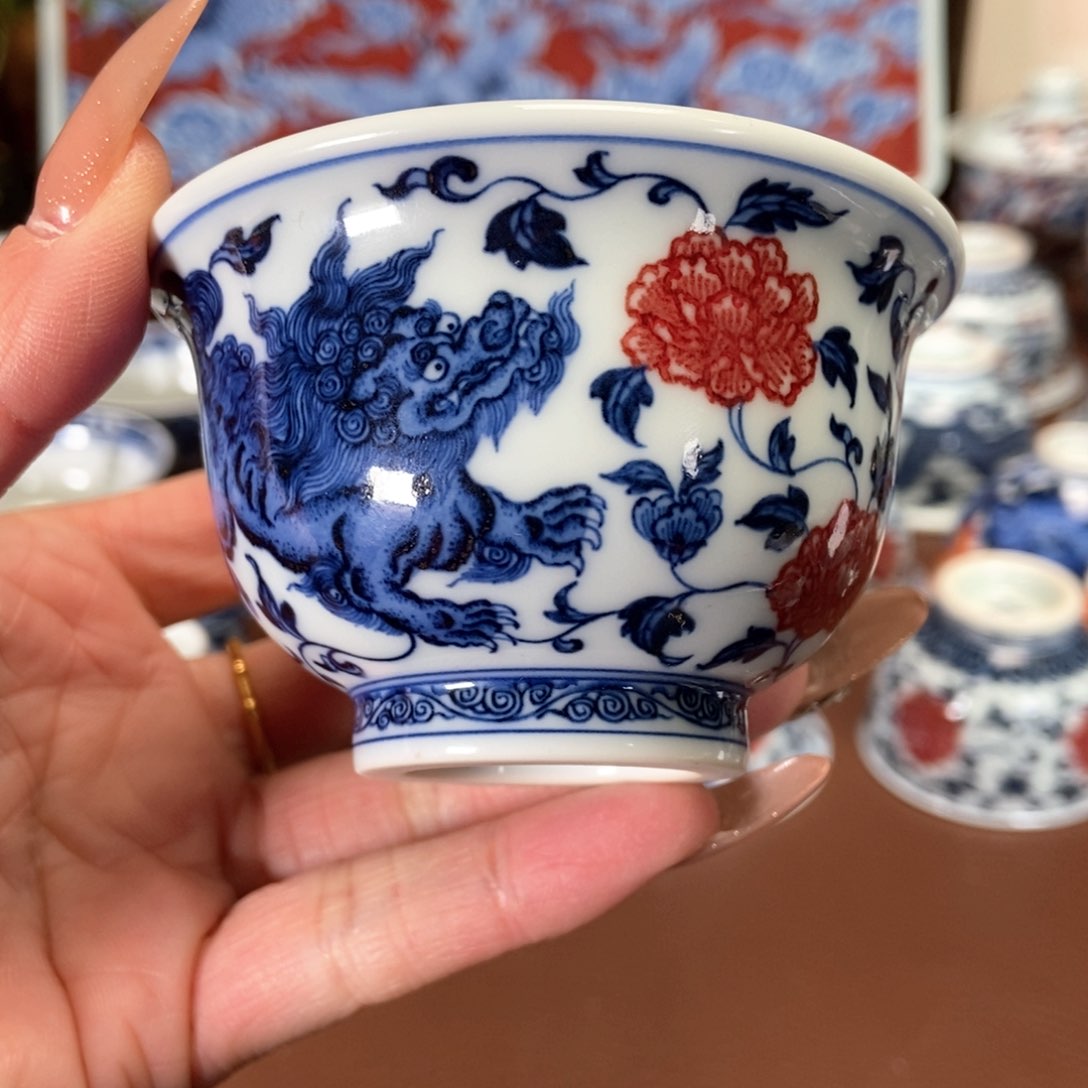 阳春白雪青花釉里红狮子穿花压手杯