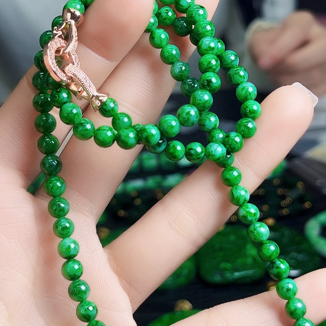 颈饰未镶嵌翡翠多样性