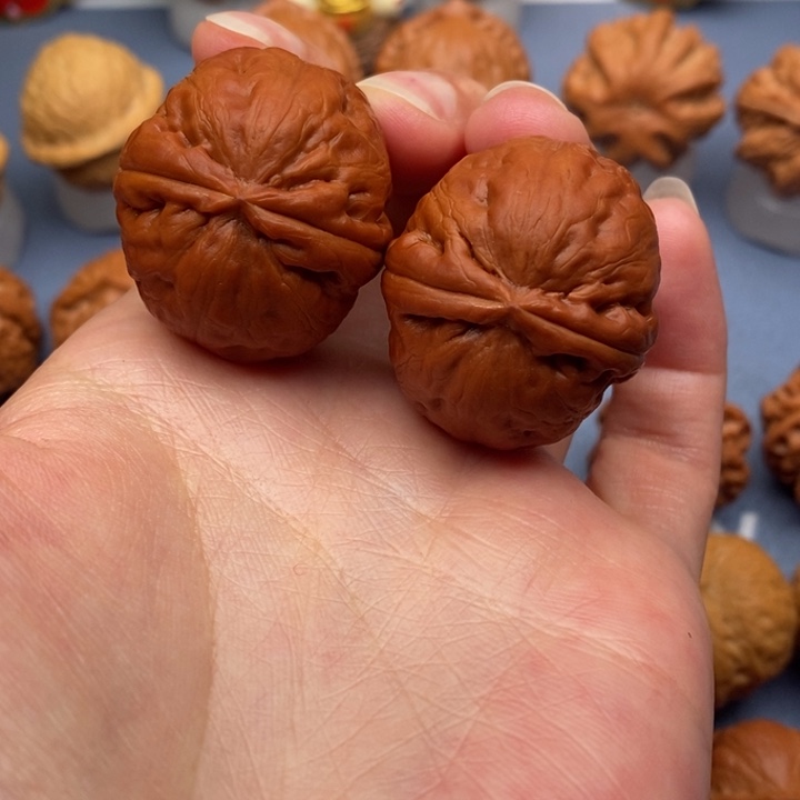 文玩核桃把件龙胆石