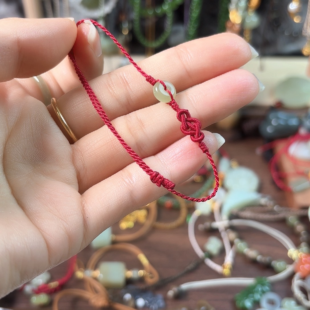 是***思和田玉未镶嵌颈饰有钱花手绳