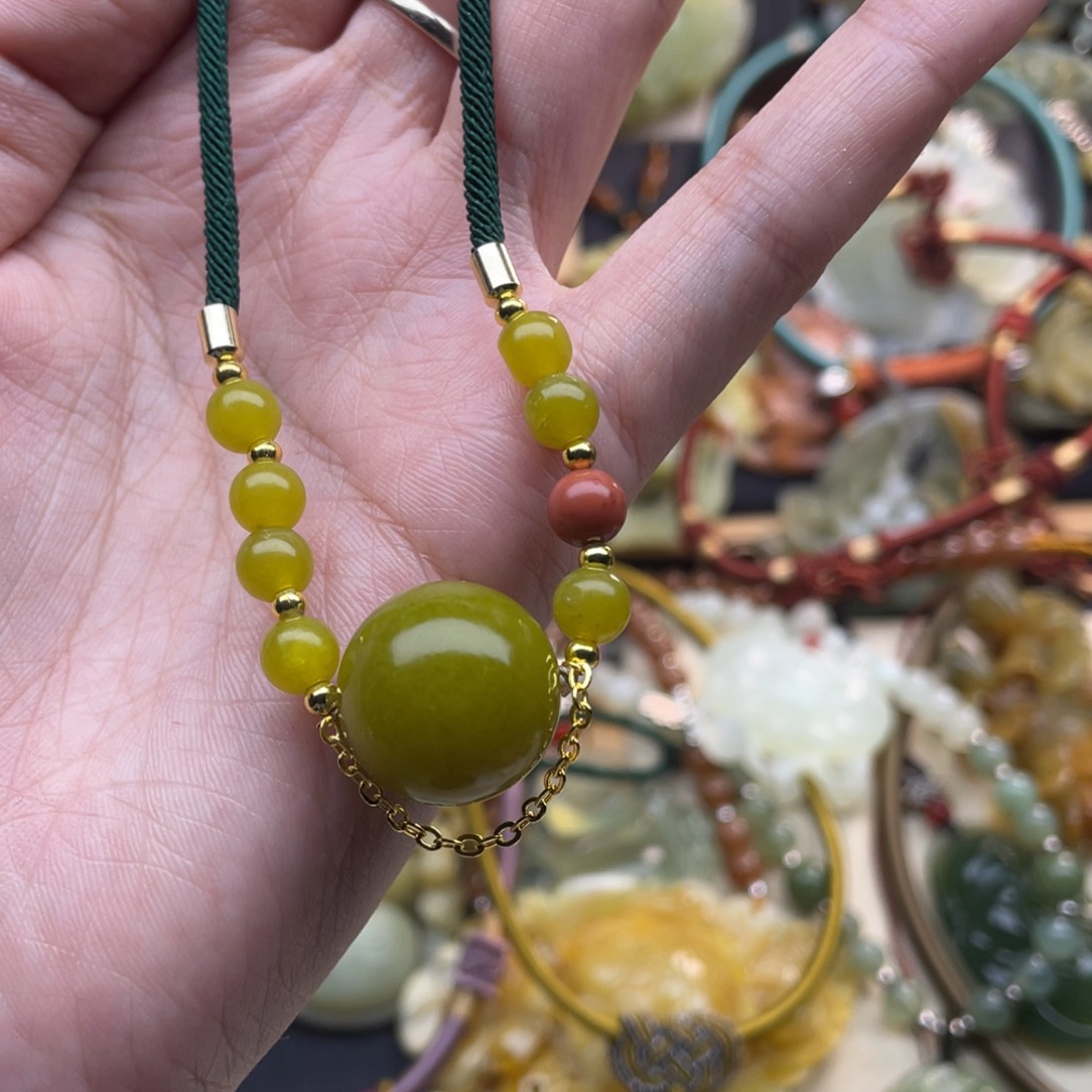 蛇纹石玉颈饰未镶嵌