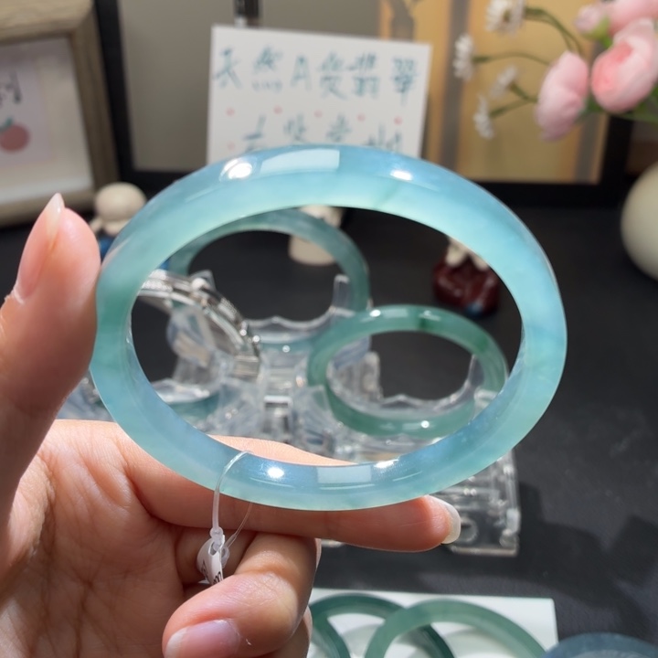 翡翠未镶嵌手镯淡冰蓝飘绿