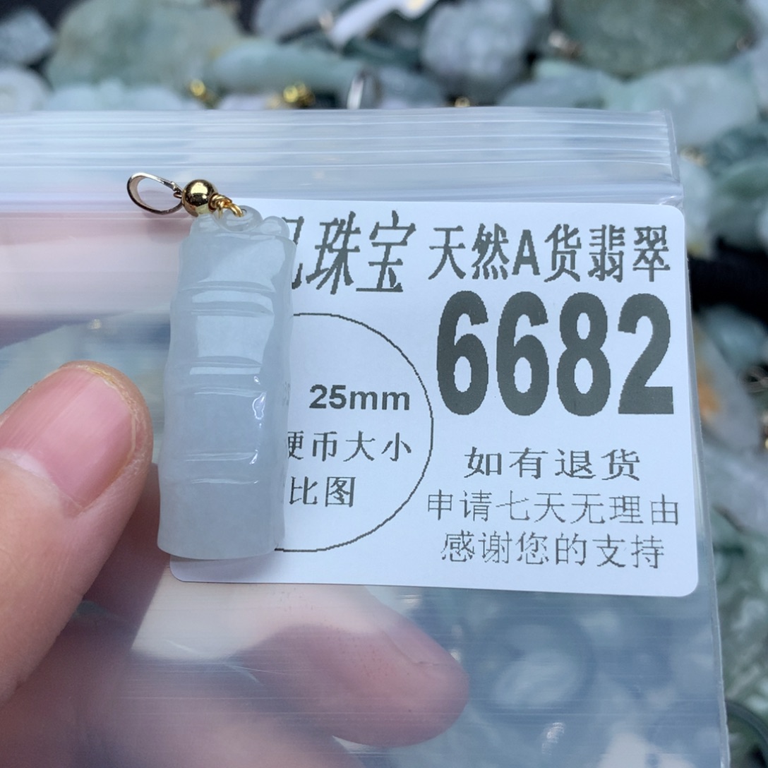 翡翠颈饰未镶嵌6682。